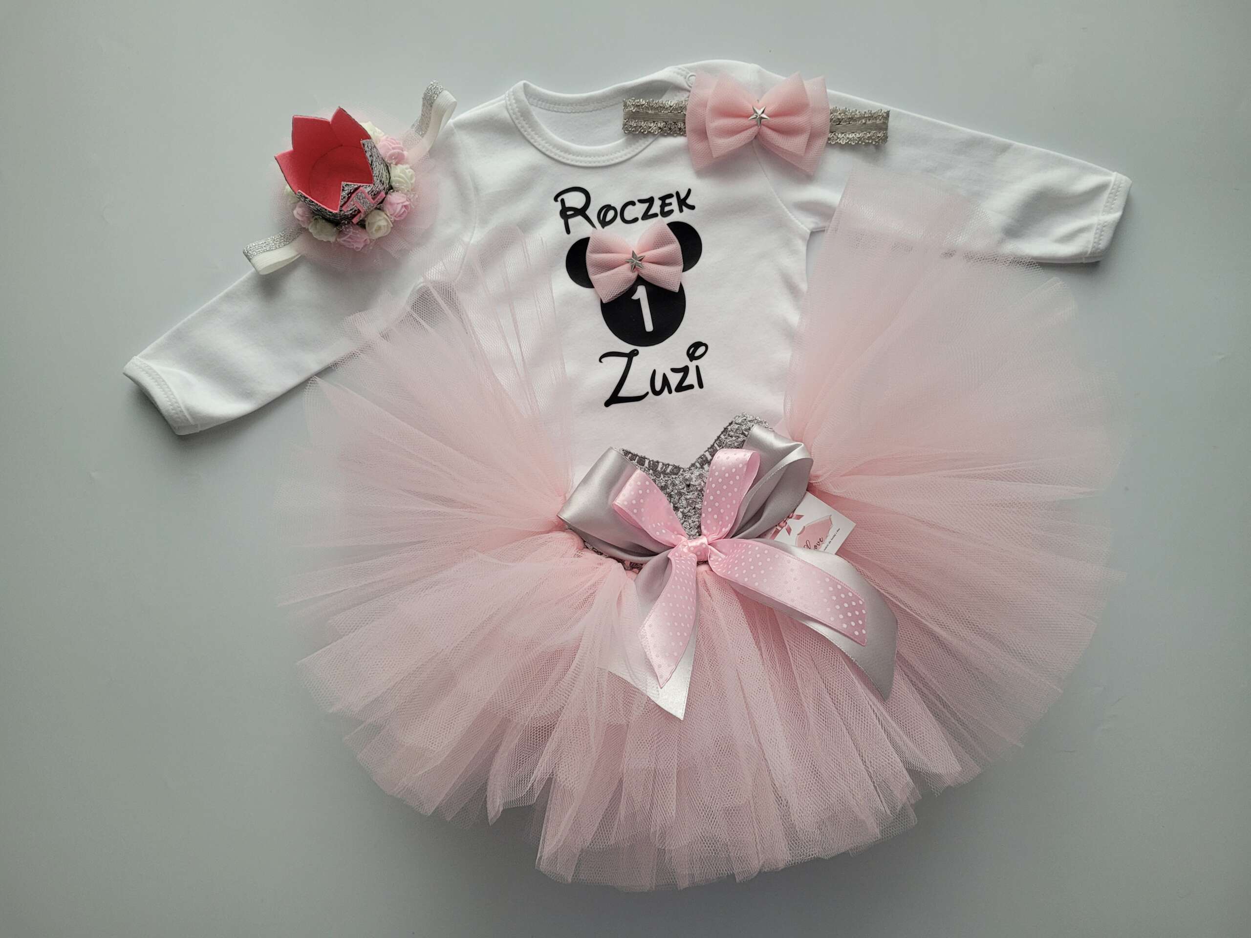 Ubranko na roczek dla dziewczynki w kolorze jasnego różu