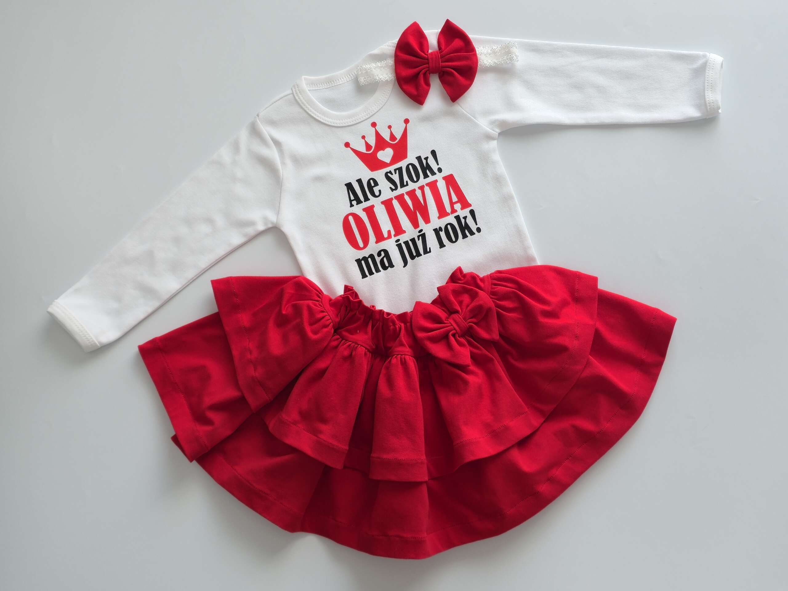 Komplet z czerwoną spódniczką – na każdy rok!