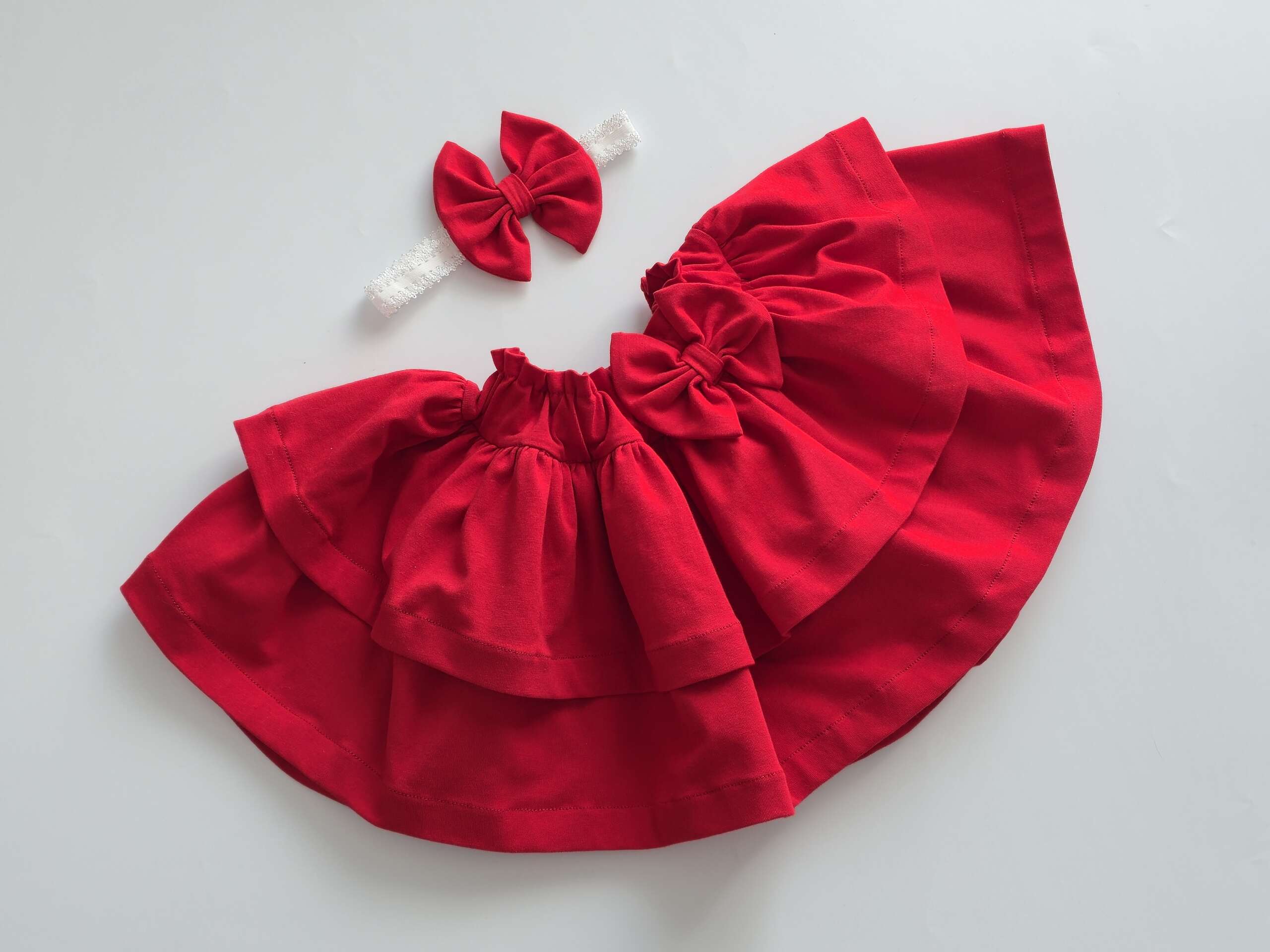 Komplet z czerwoną spódniczką – na każdy rok!