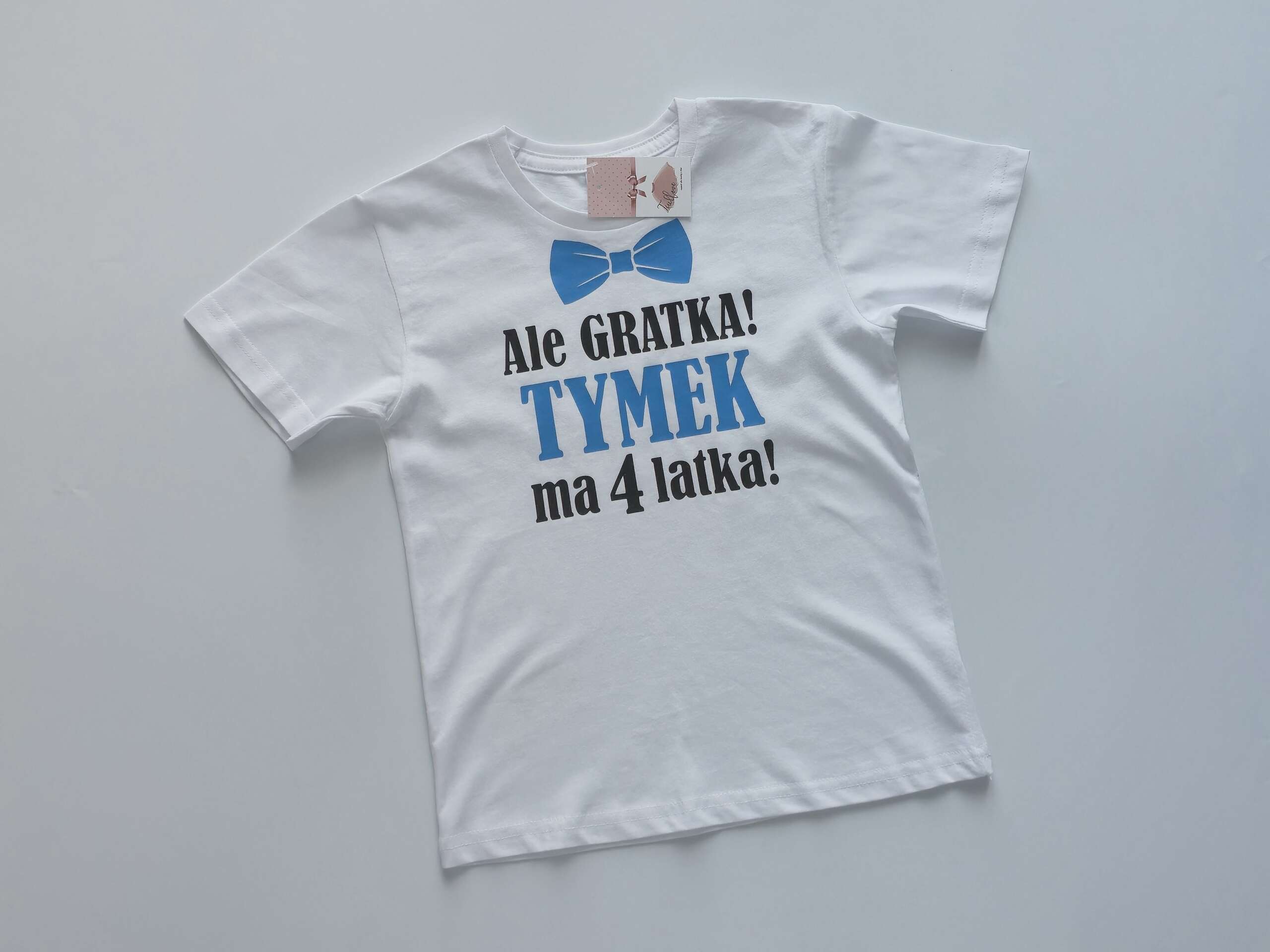 Koszulka na urodziny dla chłopca z imieniem i muszką