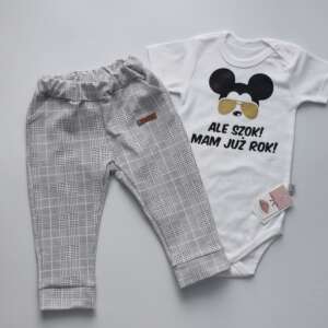 Roczek chłopca spodnie w szarą kratę i body z myszką