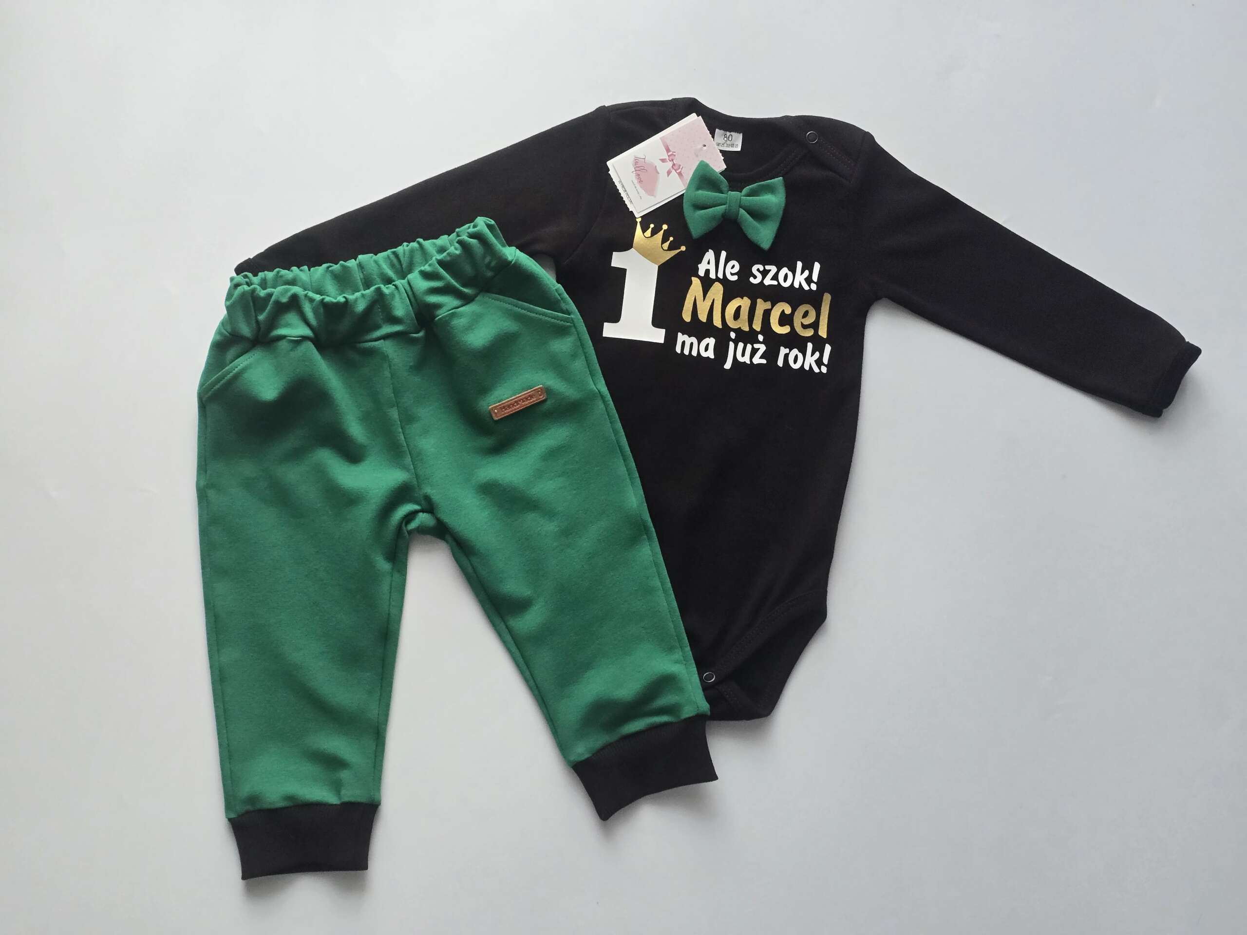 Komplet na roczek zielone spodnie czarne body z muszką