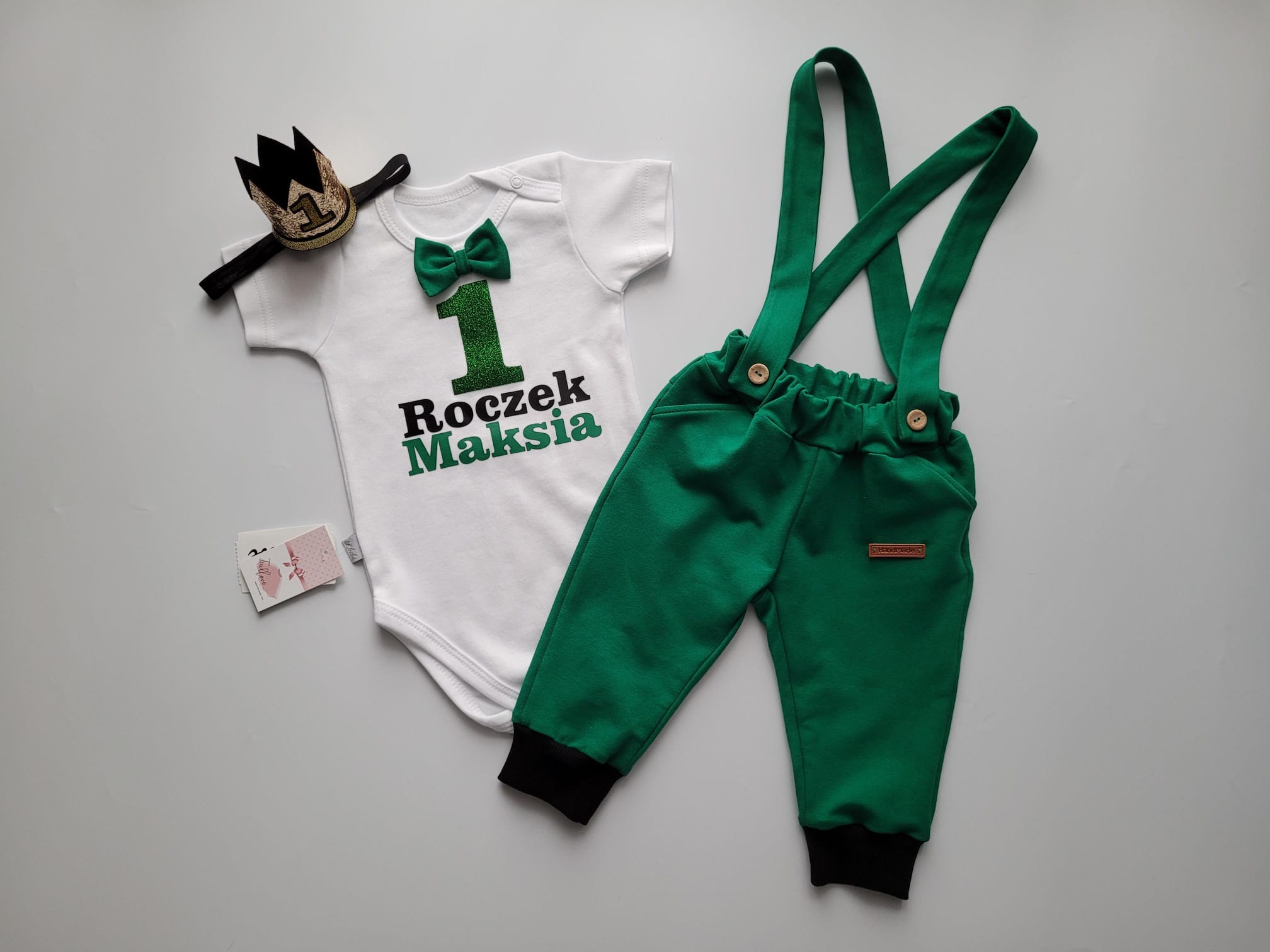 Komplet na roczek zielone spodnie z szelkami białe body z muszką