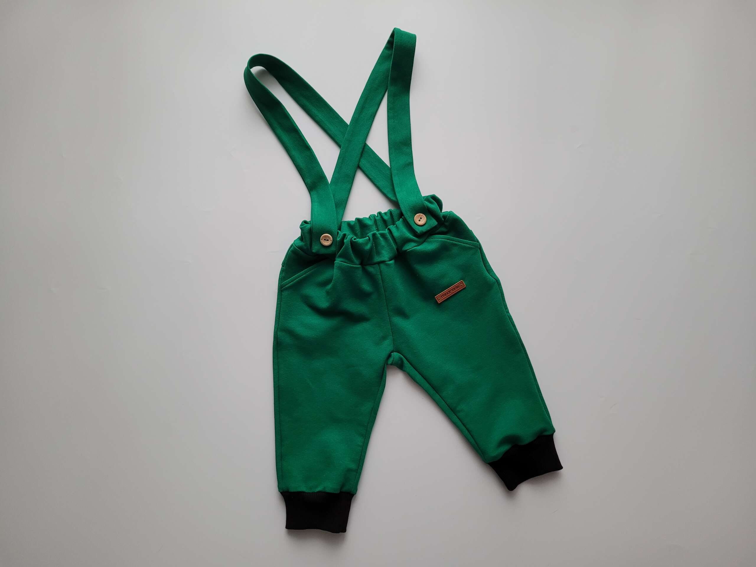 Komplet na roczek zielone spodnie z szelkami białe body z muszką