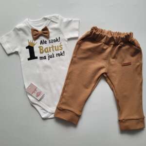 Karmelowy komplet na roczek chłopca białe body z imieniem i muszką