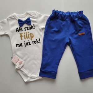 Szafirowy komplet na roczek dla chłopca, body z imieniem i muszką