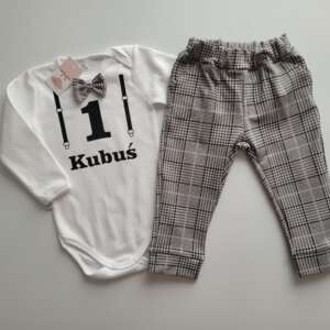 Roczek chłopca spodnie w szarą kratę i body z cyferką, muszką i szelkami +imię