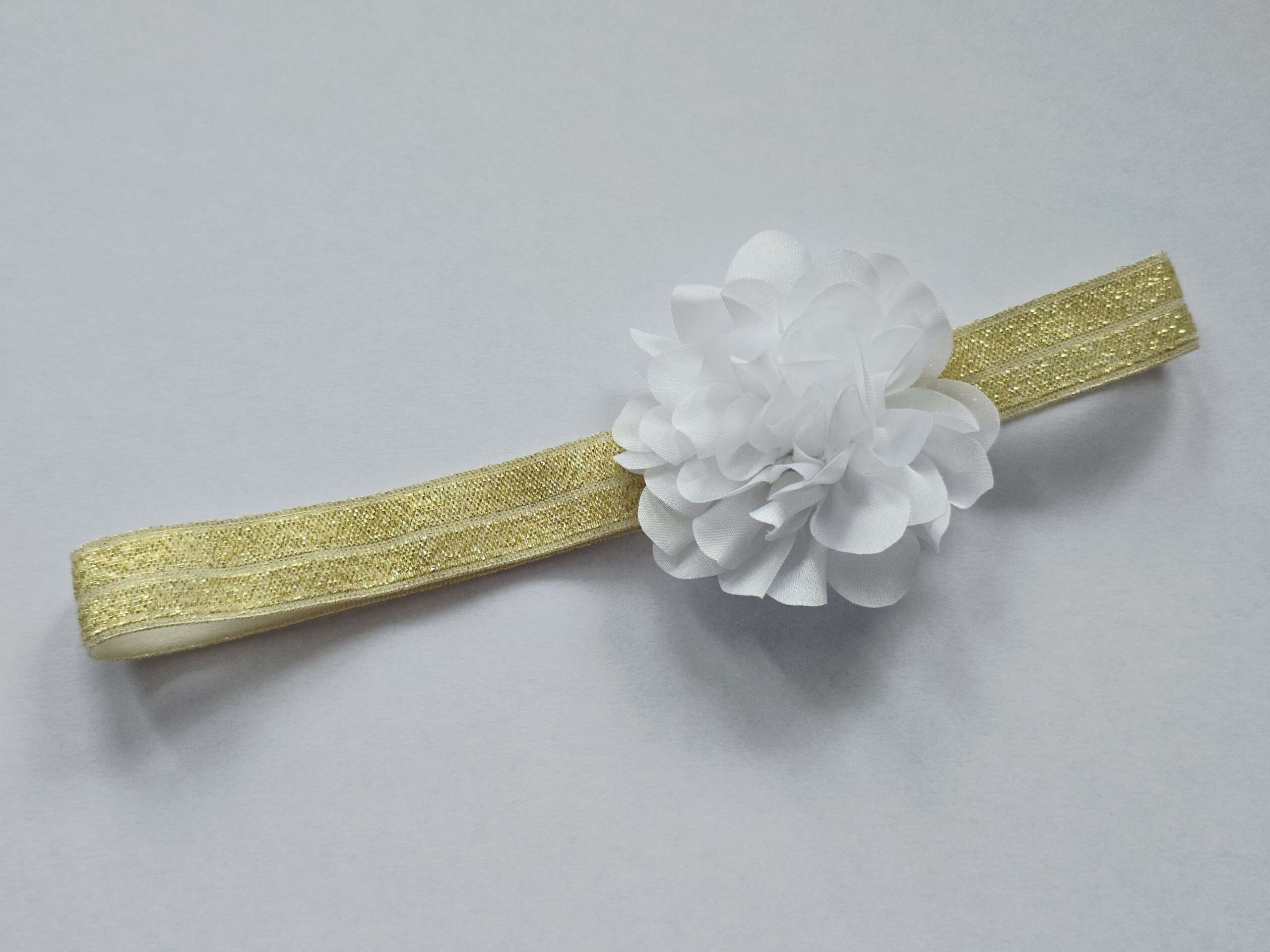 Opaska biały kwiatuszek na złotej gumce